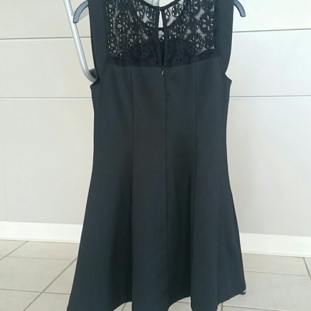 Black dress with lace - Picture 4 of 4